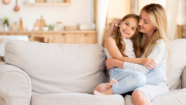 Madre pasar tiempo con maravillosa hija en casa