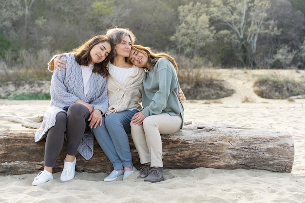 Madre pasar tiempo en la playa con sus dos hijas.