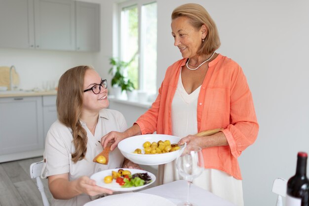 Madre pasar tiempo con su hija en casa