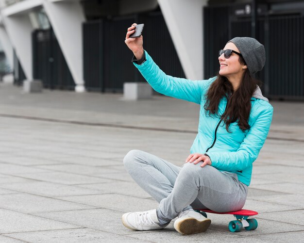 Madre en patineta tomando selfie