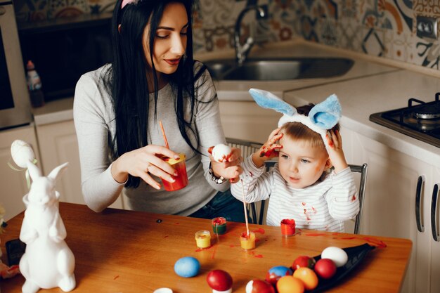 Madre con pequeño hijo en una cocina