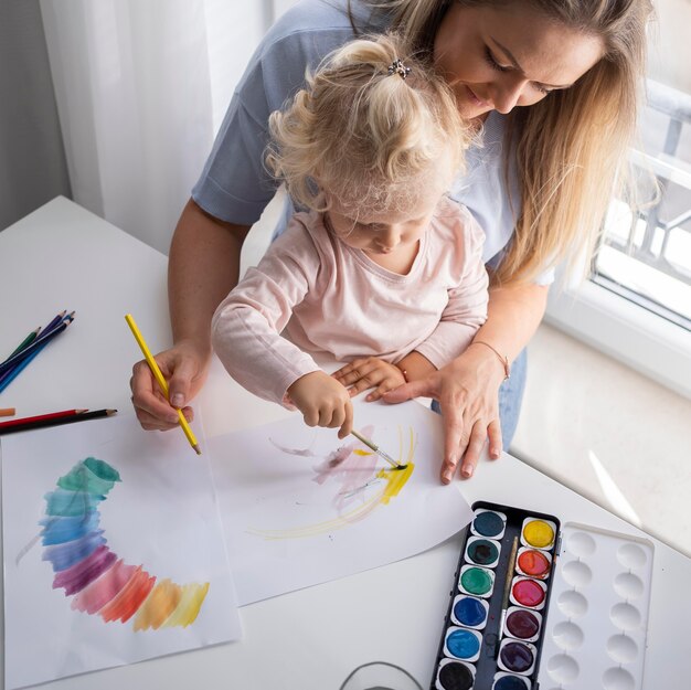 Madre, pintura, con, niño, en casa