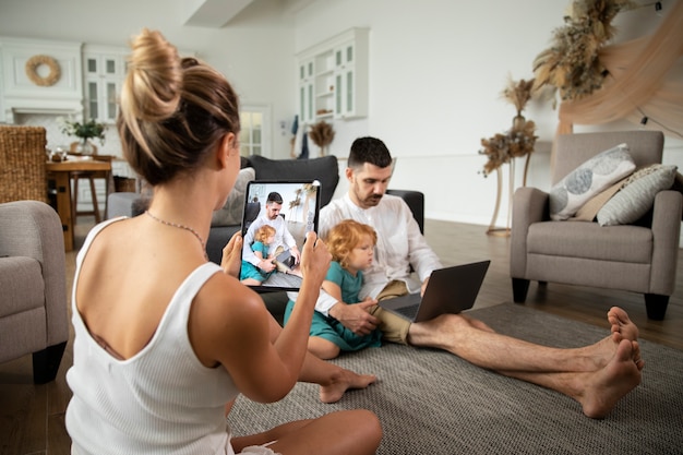 Madre de plano medio tomando fotos de la familia