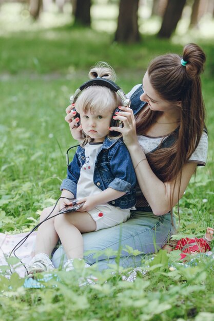 Madre poniendo a su hija auriculares