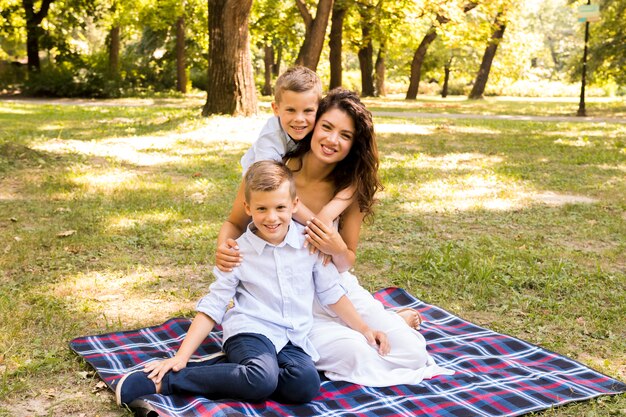 Madre posando con sus hijos