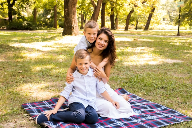 Madre posando con sus hijos