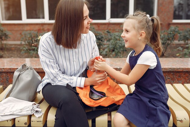 Madre prepara pequeña hija a la escuela