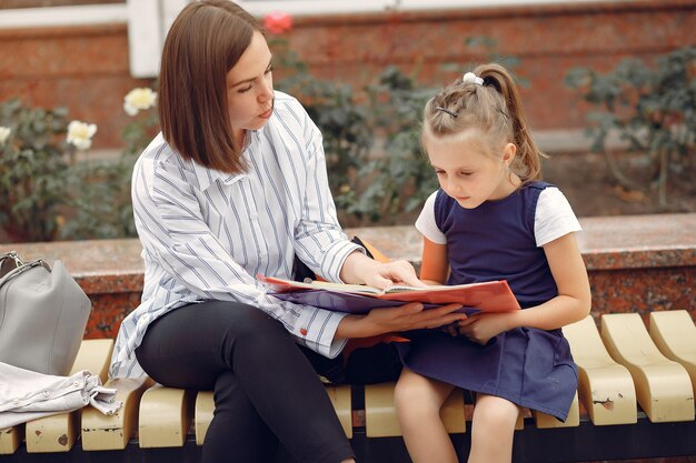 Madre prepara pequeña hija a la escuela