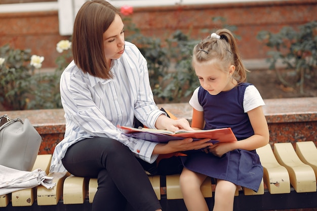 Madre prepara pequeña hija a la escuela