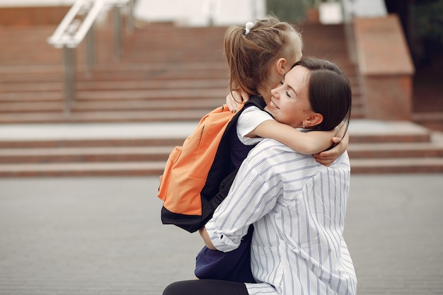 Madre prepara pequeña hija a la escuela