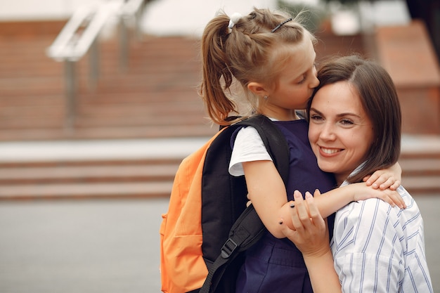 Madre prepara pequeña hija a la escuela