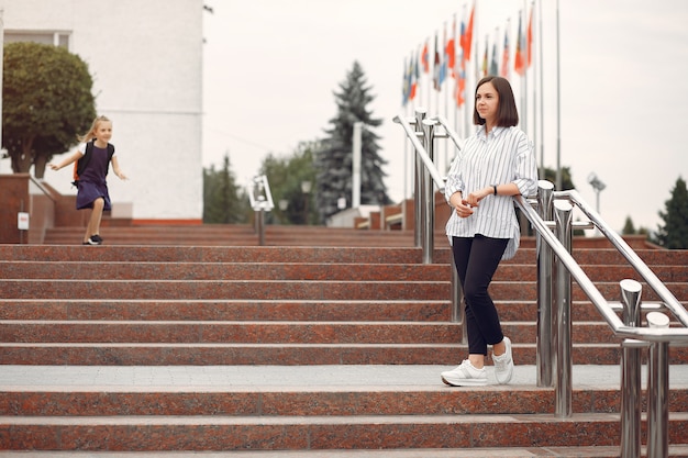 Foto gratuita madre prepara pequeña hija a la escuela