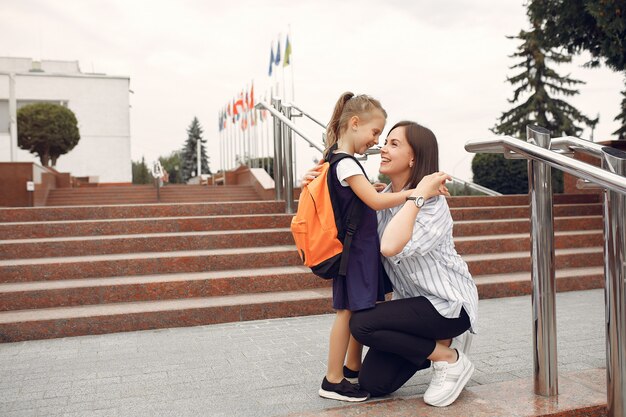 Madre prepara pequeña hija a la escuela