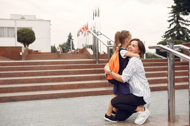 Madre prepara pequeña hija a la escuela