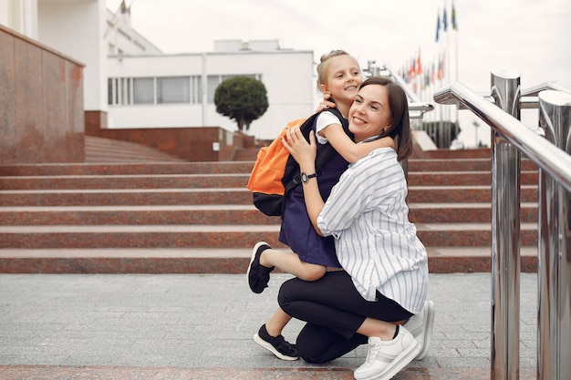 Madre prepara pequeña hija a la escuela