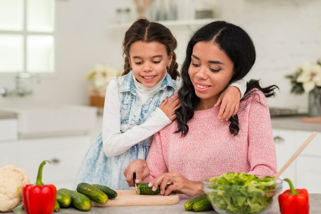 Madre preparando comida para hija