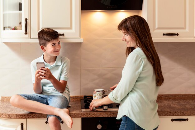 Madre preparando comida junto con su hijo en la cocina