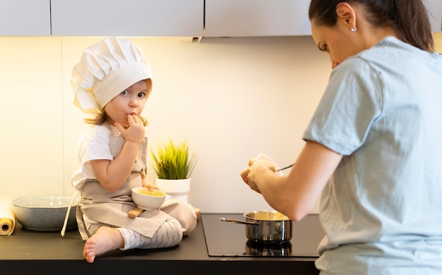 Madre de primer plano cocinando con niño