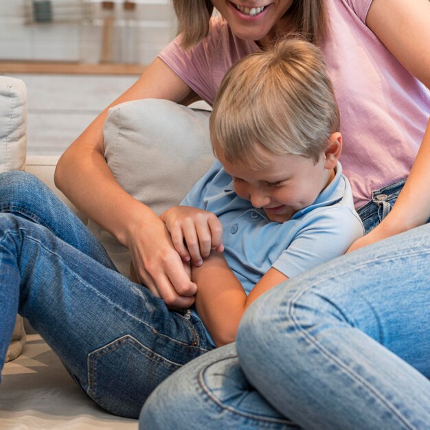 Madre de primer plano jugando con niño