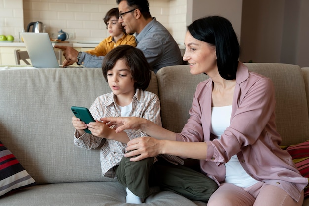 Madre queriendo ver lo que juega su hijo