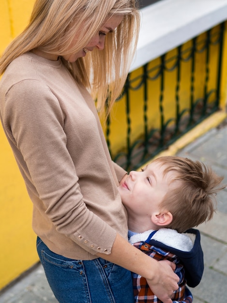 Foto gratuita madre rubia con su joven