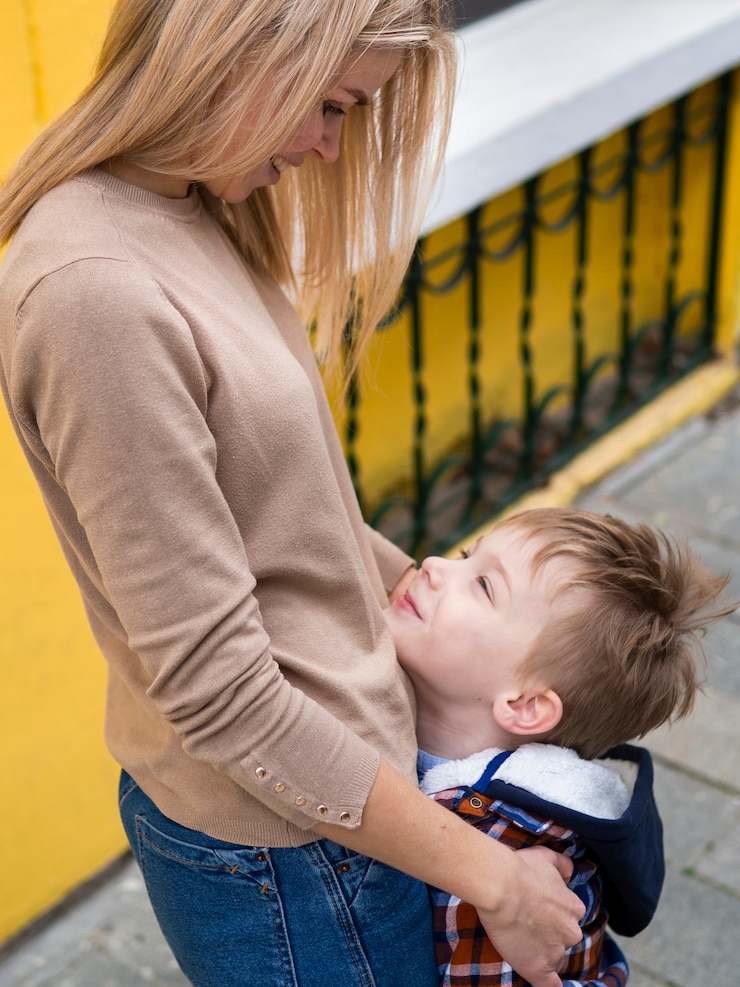Foto gratuito madre rubia con su joven