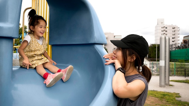 Madre soltera jugando con su hija en un parque