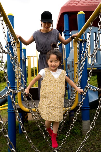 Madre soltera jugando con su hija en un parque