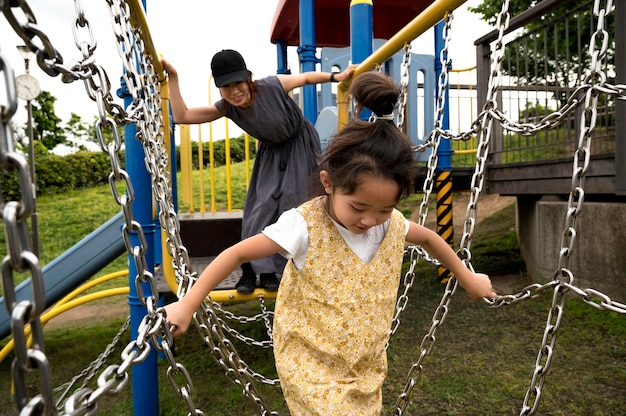 Madre soltera jugando con su hija en un parque