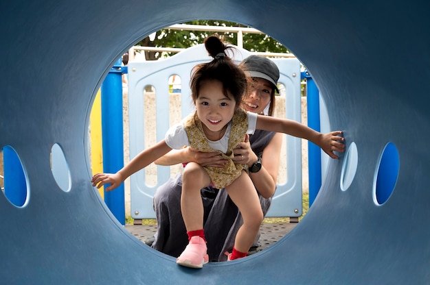 Foto gratuita madre soltera jugando con su hija en un parque