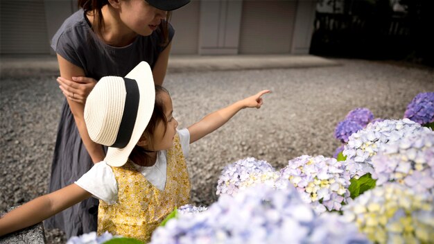 Madre soltera pasar tiempo al aire libre con su hija