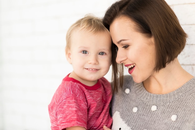 Foto gratuita madre sonriendo a bebé