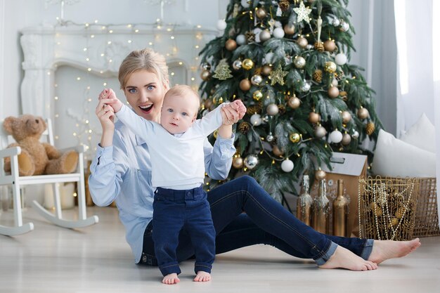 madre sonriente con bebé en casa