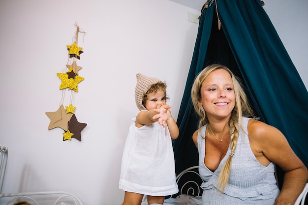 Madre sonriente e hija graciosa