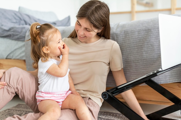 Madre sonriente con hija