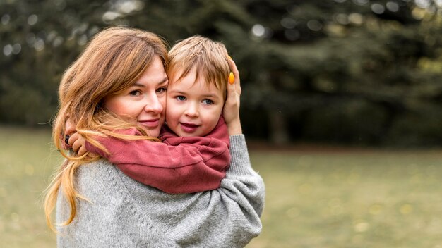 Madre sonriente con hijo pequeño