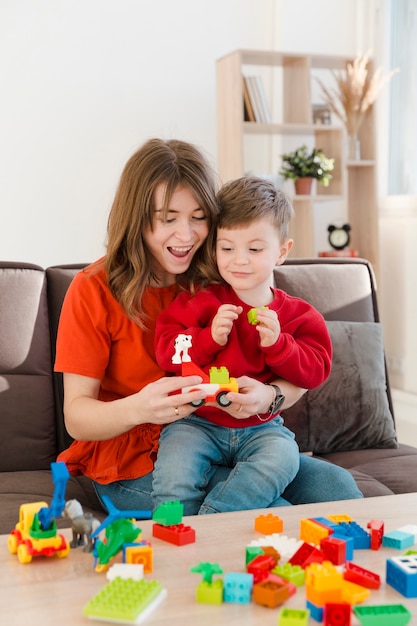 Madre sonriente jugando con su hijo