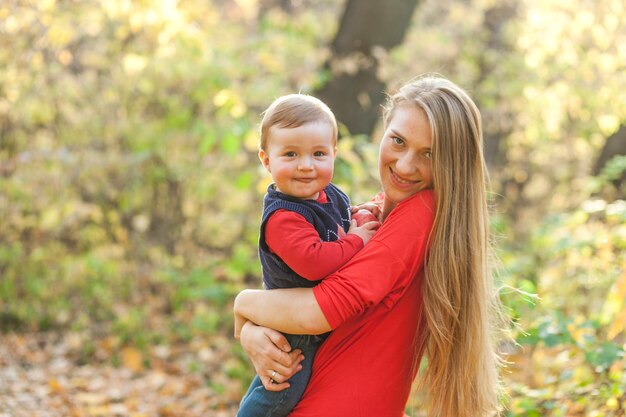 Madre sonriente y niño lindo