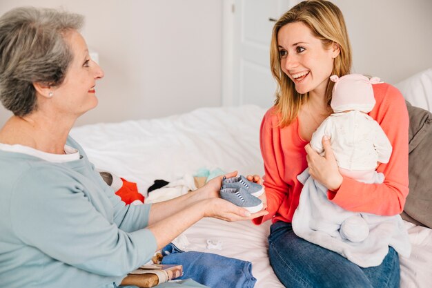 Madre sonriente sujetando bebé en el día de la madre