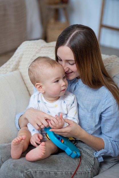 Madre sonriente de tiro medio con bebé