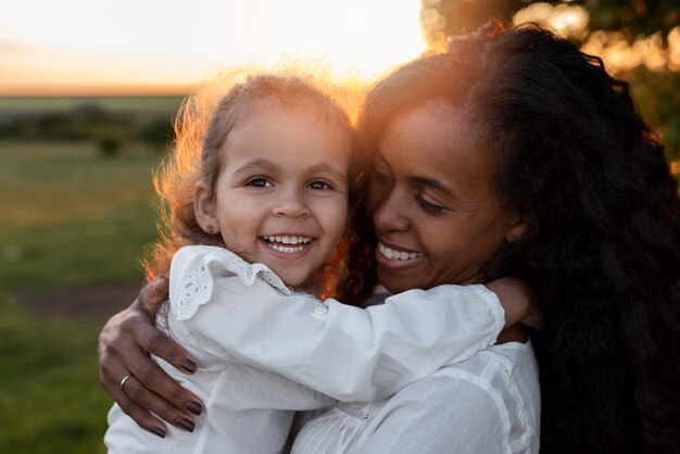 Madre sonriente de tiro medio con niña