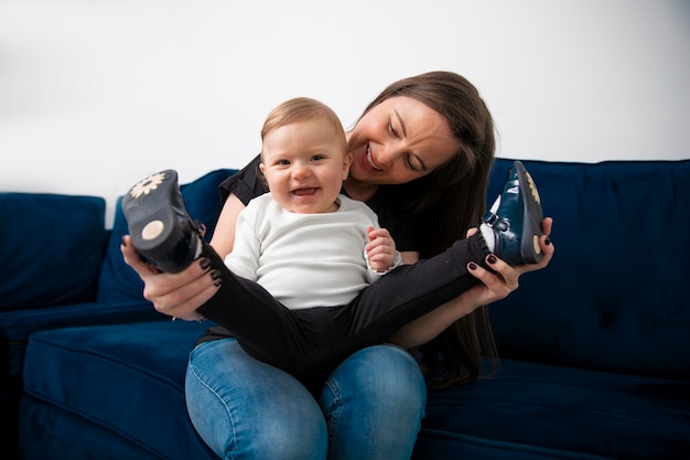 Madre sonriente de tiro medio con niño