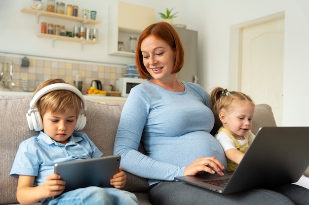 Madre sonriente de tiro medio con niños