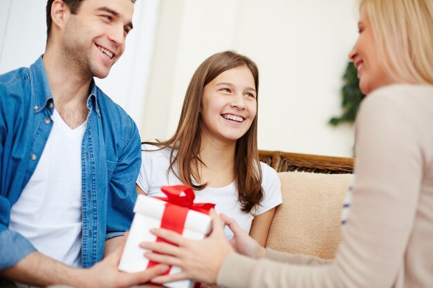 Madre sorprendida con un regalo