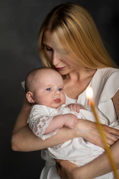 Madre sosteniendo bebé de tiro medio