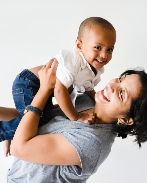 Madre sosteniendo hijo con felicidad