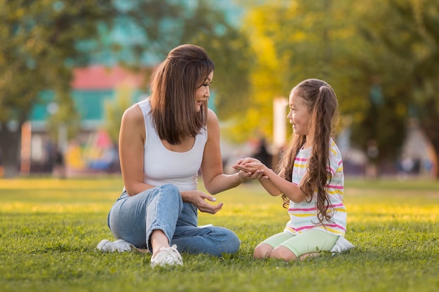 Madre sosteniendo las manos de su hija