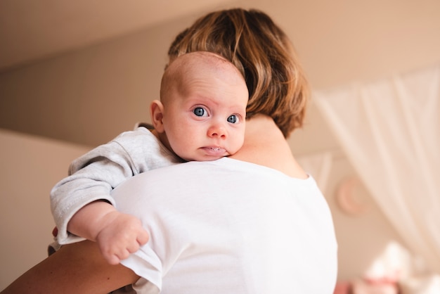 Madre sosteniendo a su bebé cerca