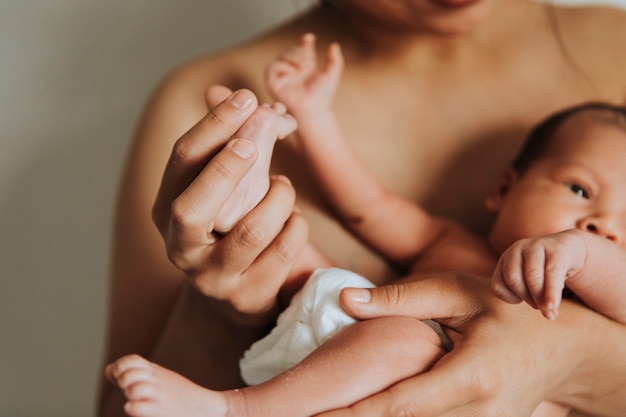 Madre sosteniendo a su bebé infantil