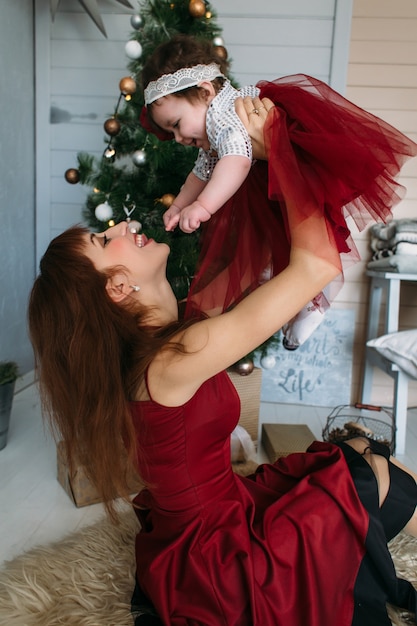 La madre sostiene a su hija